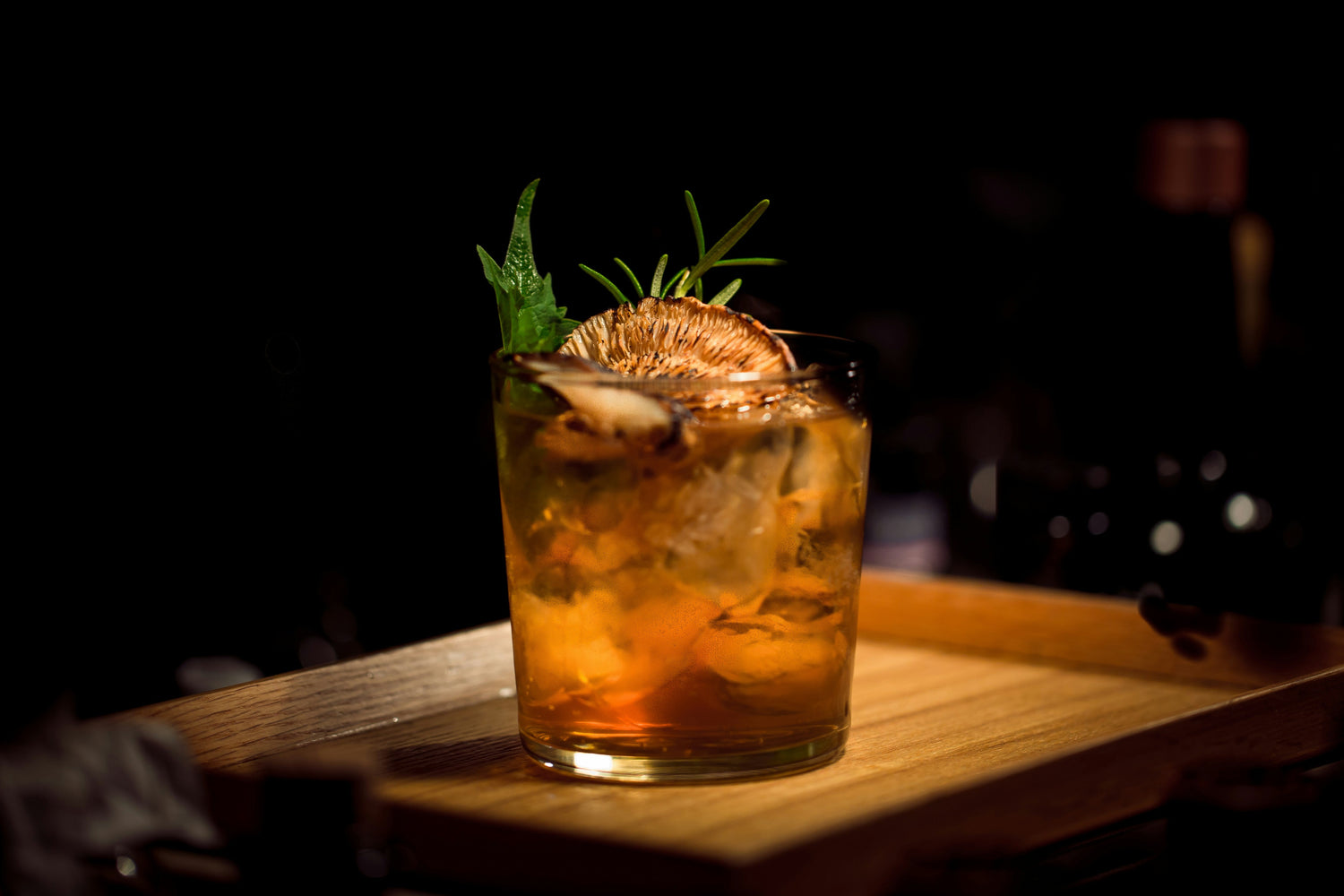 Cocktailuri cu whiskey: Rețete pentru Old Fashioned, Whiskey Sour și Manhattan