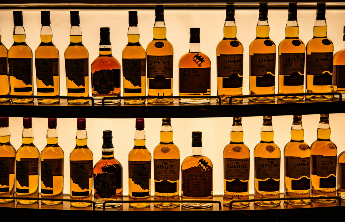 Cât costă o sticlă bună de alcool: Intervale de preț pe categorii și ce primești la fiecare prag