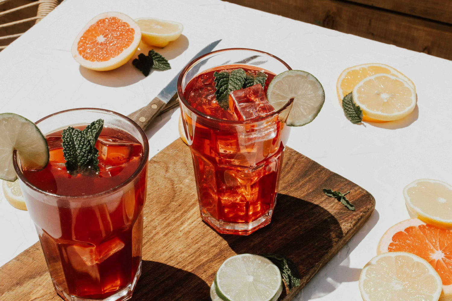 Aperitivo & spritz acasă: Rețete simple pentru aperol, campari și hugo
