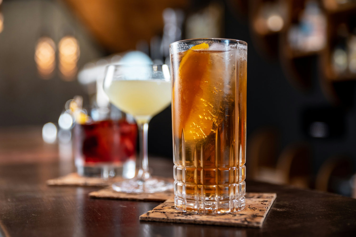 Cocktailuri cu gin: rețete pas cu pas pentru Gin Tonic, Negroni și alte clasice